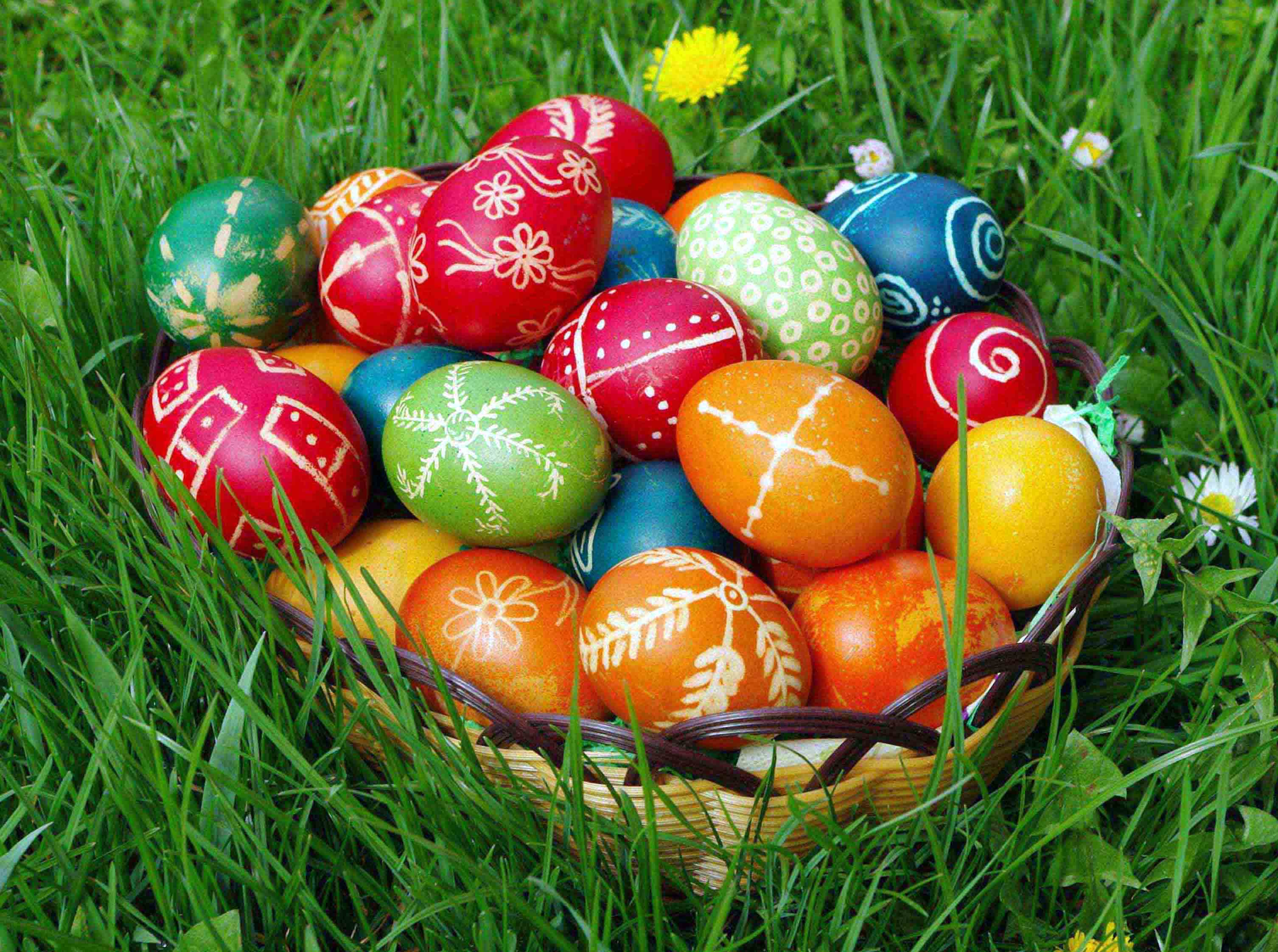 Na slici se nalaze ofarbana jaja.