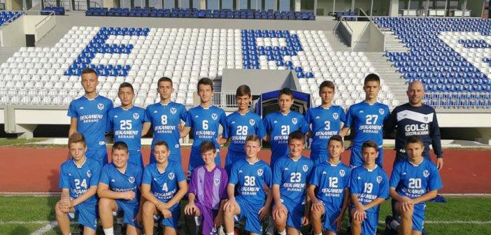 Prva utakmica polufinala Pionirske lige Crne Gore, između šampiona sjeverne i centralne regije, OFK „Berane“ i Koma biće odigrana sjutra, u 17 časova i 30 minuta, na pomoćnom terenu Gradskog stadiona u Beranama, piše portal Radio Berane.