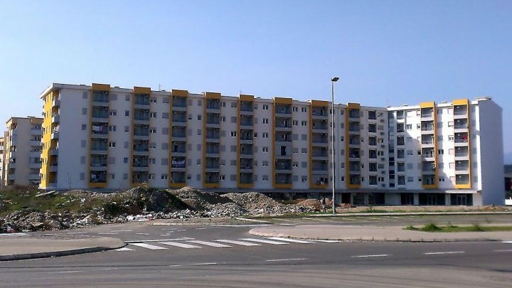 na slici se nalazi zgrada