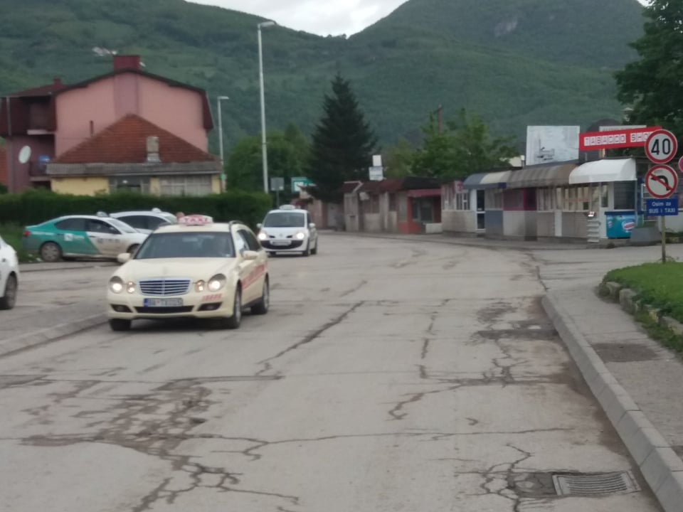 na slici se nalazi ulica i automobili