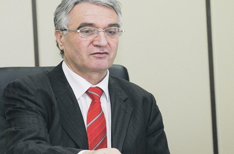 Na slici se nalazi bankarski ombudsman Halil Kalač