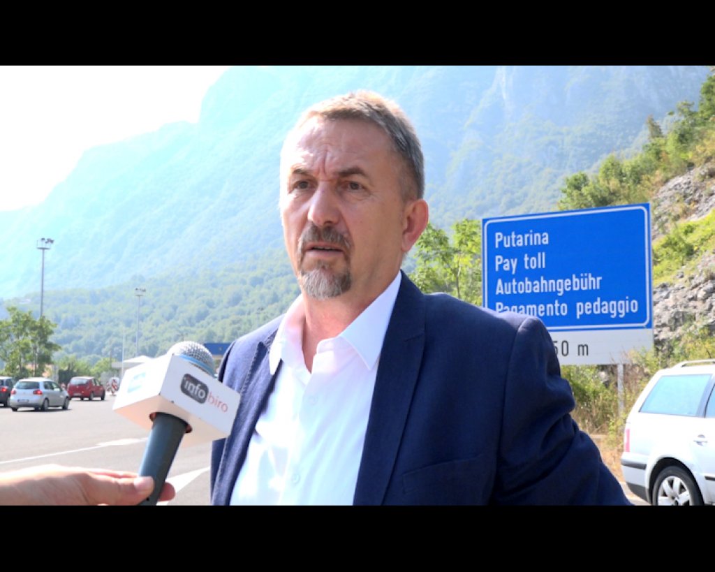 Na slici se nalazi Jonuz Mujevic