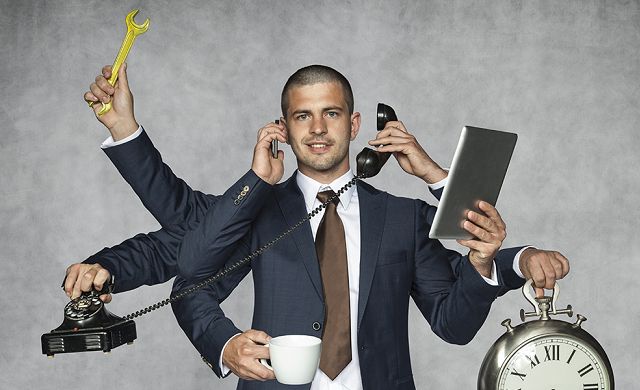 na slici se nalazi čovjek koji radi vise stvari odjednom