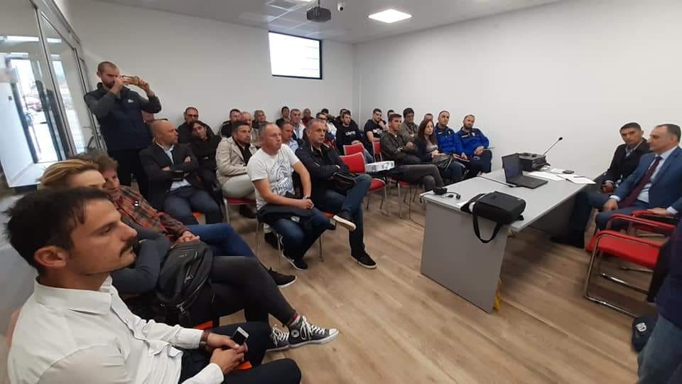 na slici se nalazi publika na predavanju