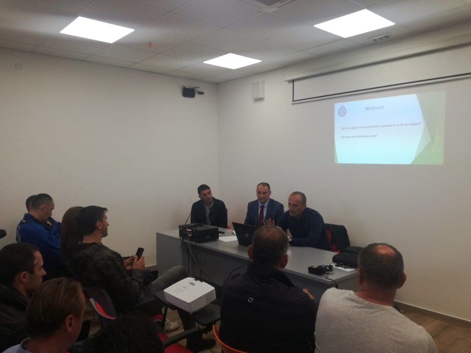 na slici se nalazi anjupublika na predav