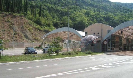 na slici se nalazi granični prelaz cRNA gORA hRVATSKA