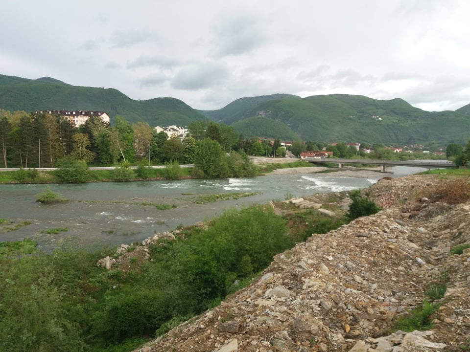 na slici se nalazi priroda