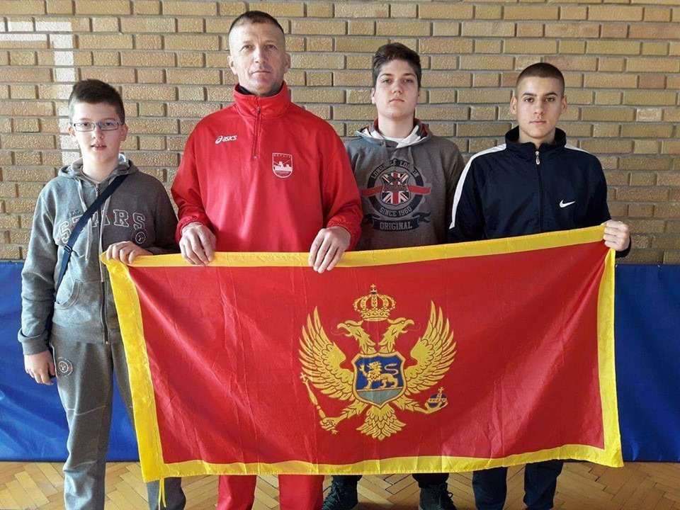 na slici su ljudi i zastava