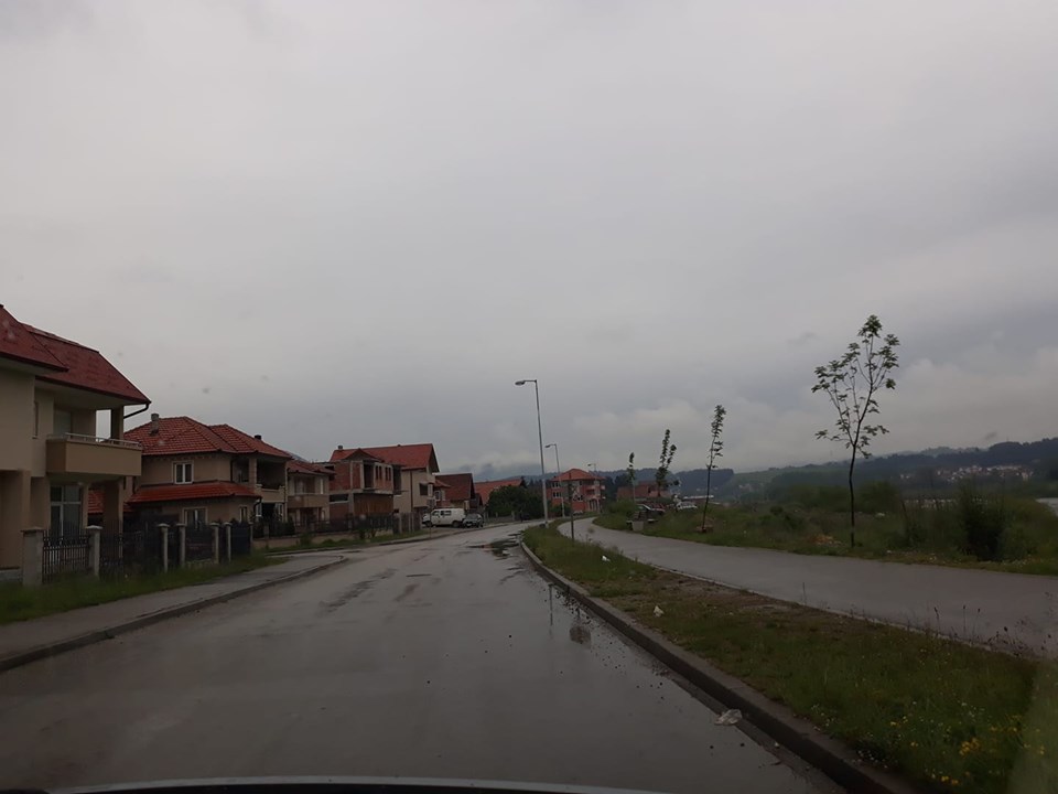 na slici se nalazi ulica