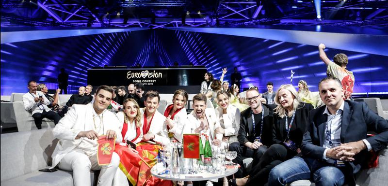 na slici se nalazi grupa d moll