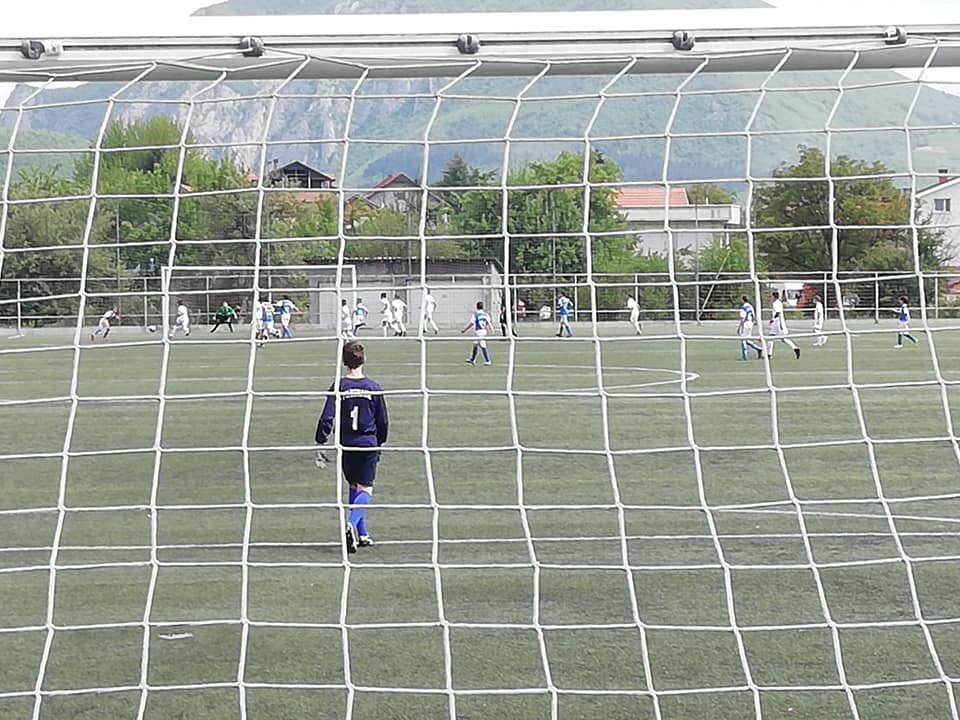 na slici se nalazi fudbaler