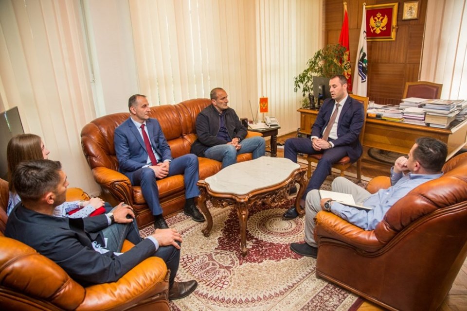 na slici se nalaze gosti opstine berane u kancelariji