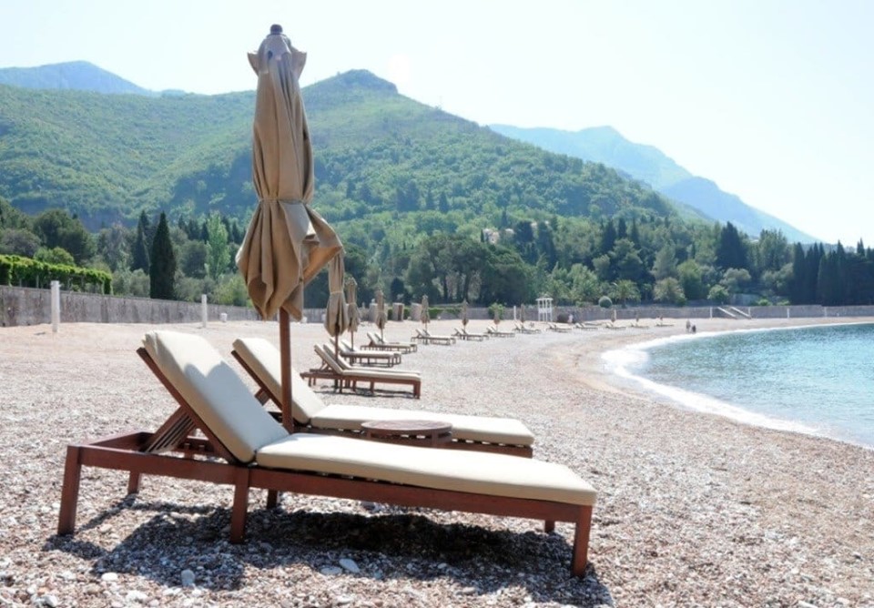 na slici se nalaze plažne ležaljke