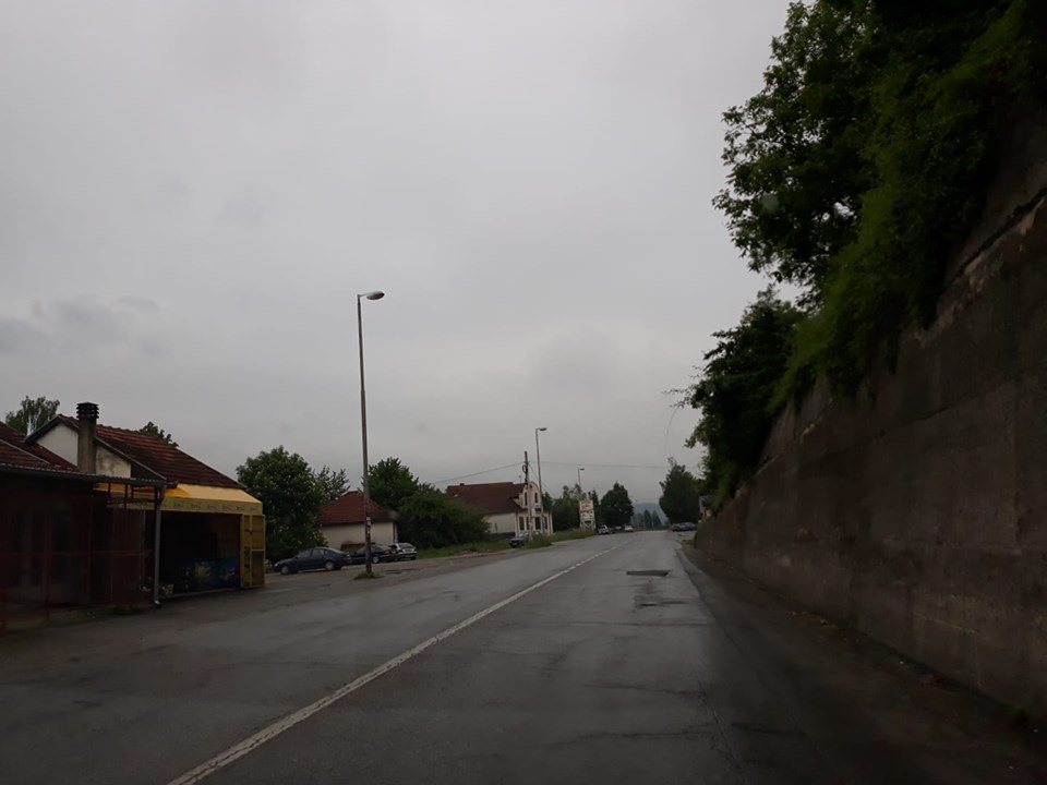 na slici se nalazi ulica