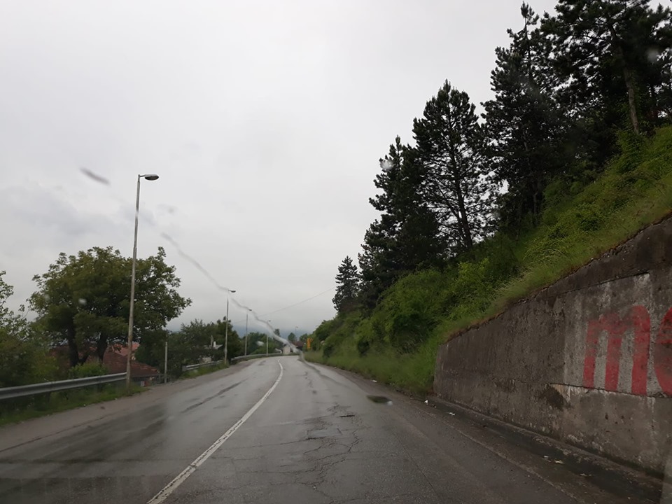 na slici se nalazi ulica