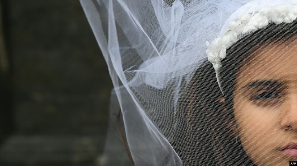 mlada romkinja u vjencanici