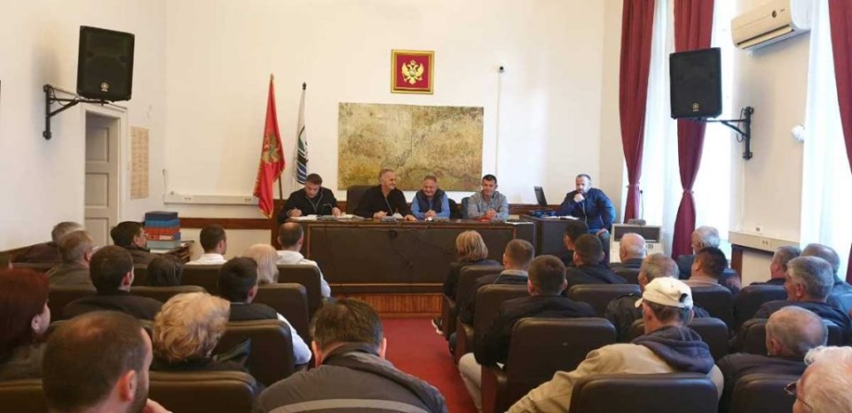 na slici se nalaze ljudi koji sjede