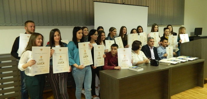 na slici se nalaze učenisi smš