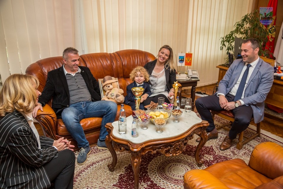 na slici se nalaze ljudi