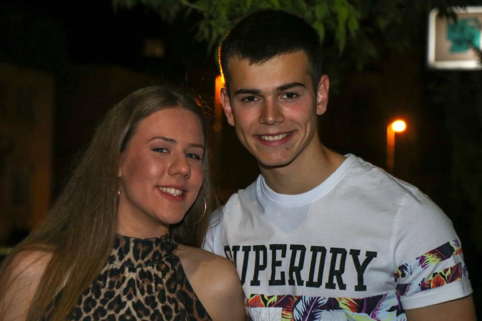 na slici se nalazi par gimnazijalaca