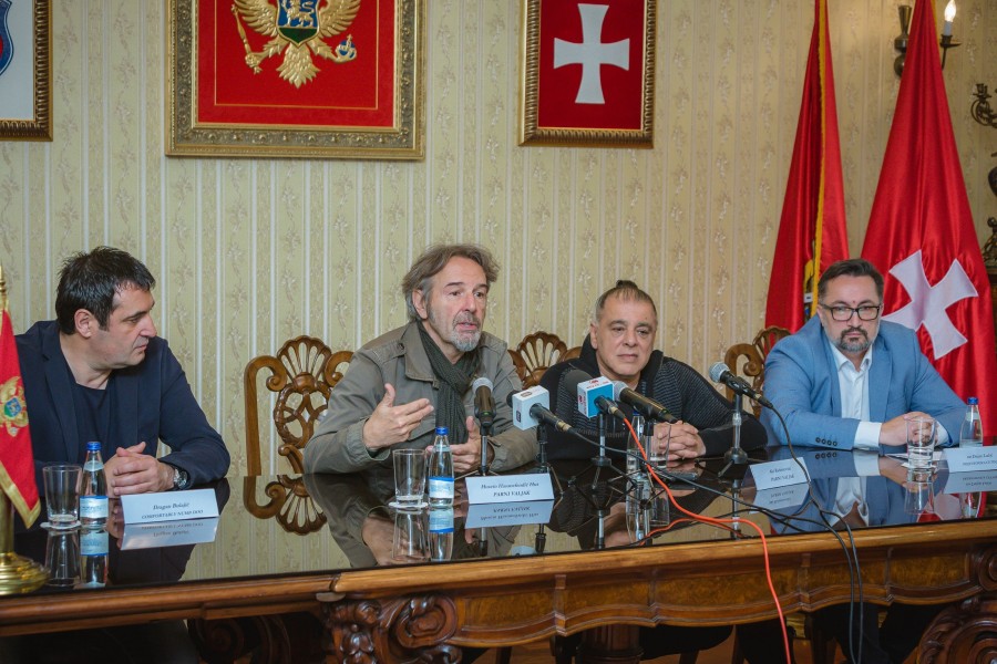 Na slici se nalaze predstavnici grupe Parni Valjak