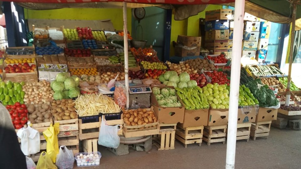 na slici se nalazi tezga sa vocem