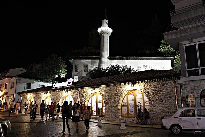 na slici se nalazi džamija