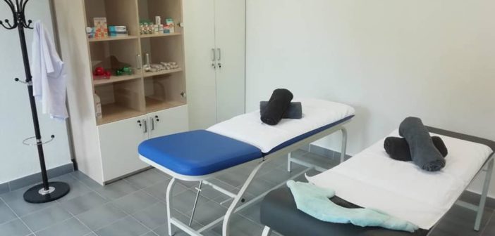 na slici se nalaze stolovi za masažu