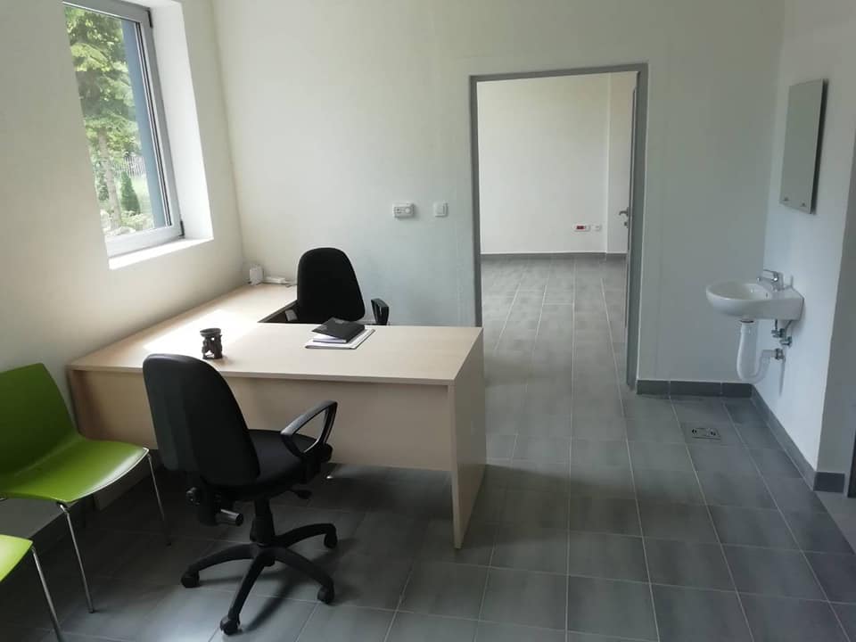 na slici se nalazi kancelarija
