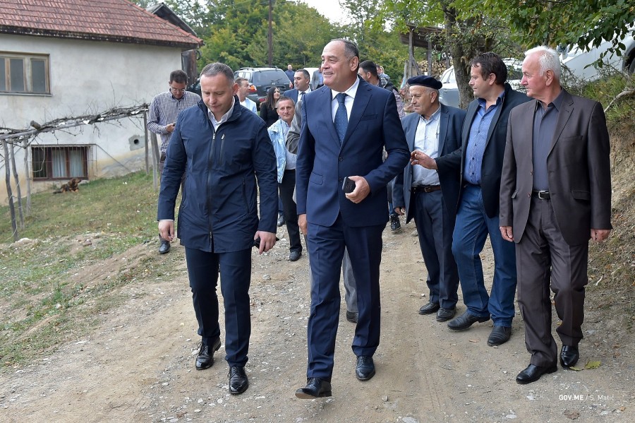 na slici se nalazi Simović