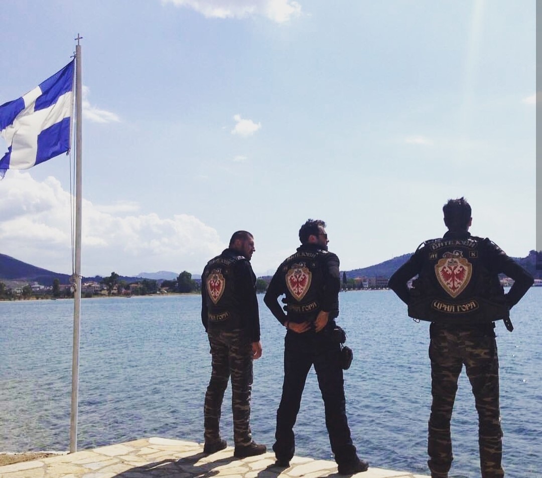 na slici se nalaze ljudi