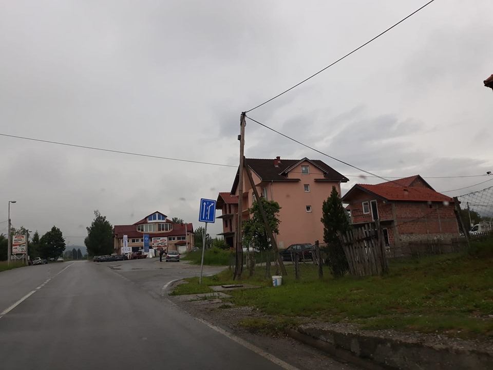 na slici se nalazi kuća i ulica