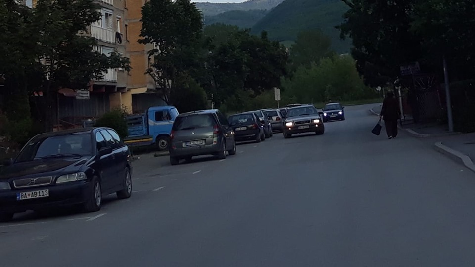 na slici se nalazi ulica i automobili