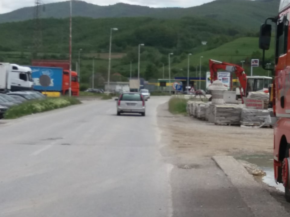 na slici se nalazi ulica i auto