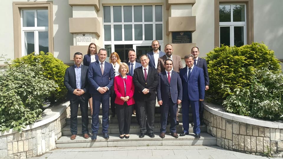 na slici se nalaze ljudi ispred zgrade