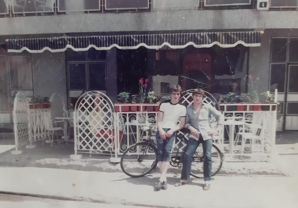 na slici se nalze dva covjeka i biciklo