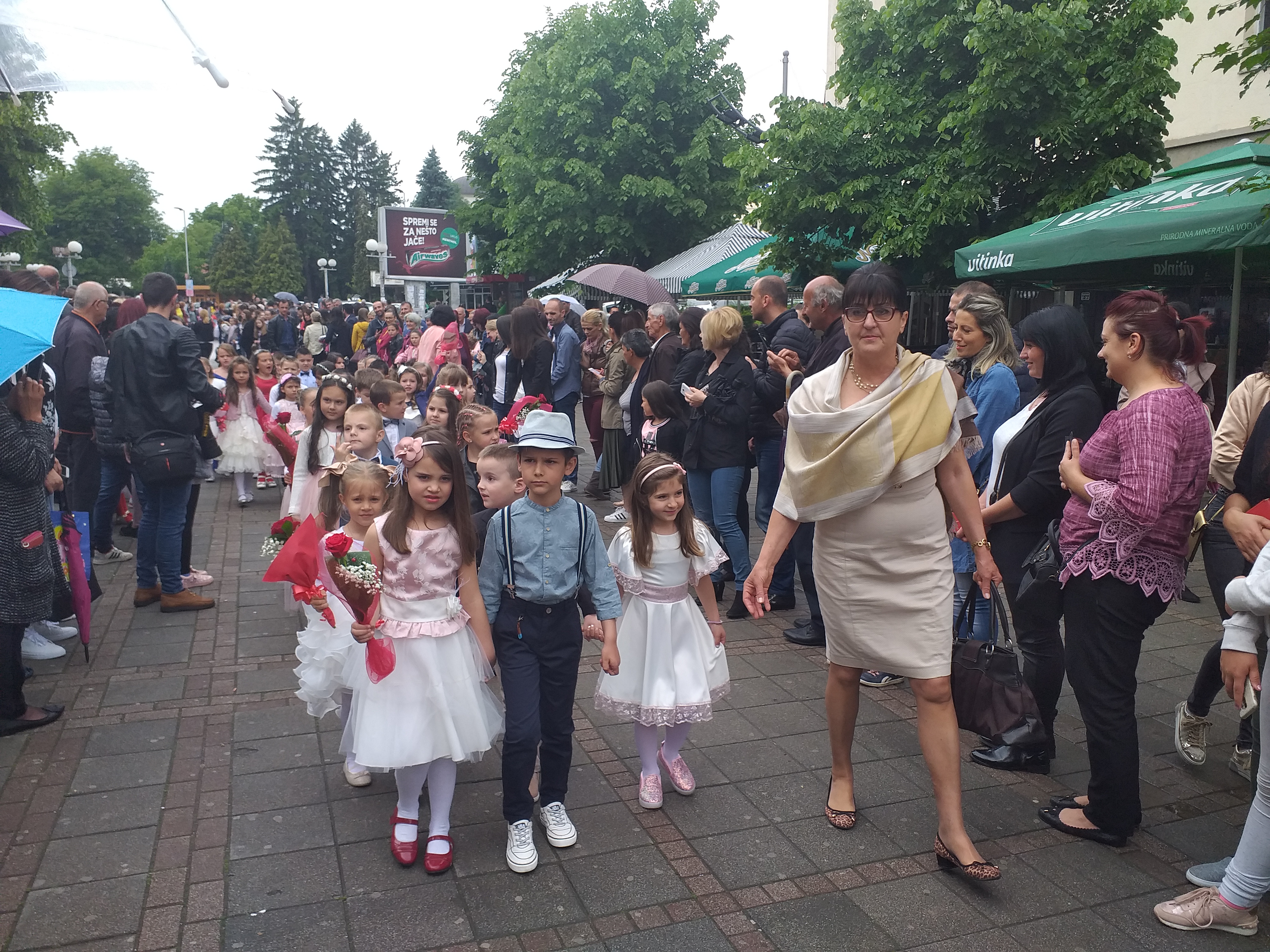 na slici se nalaze djeca koja šetaju