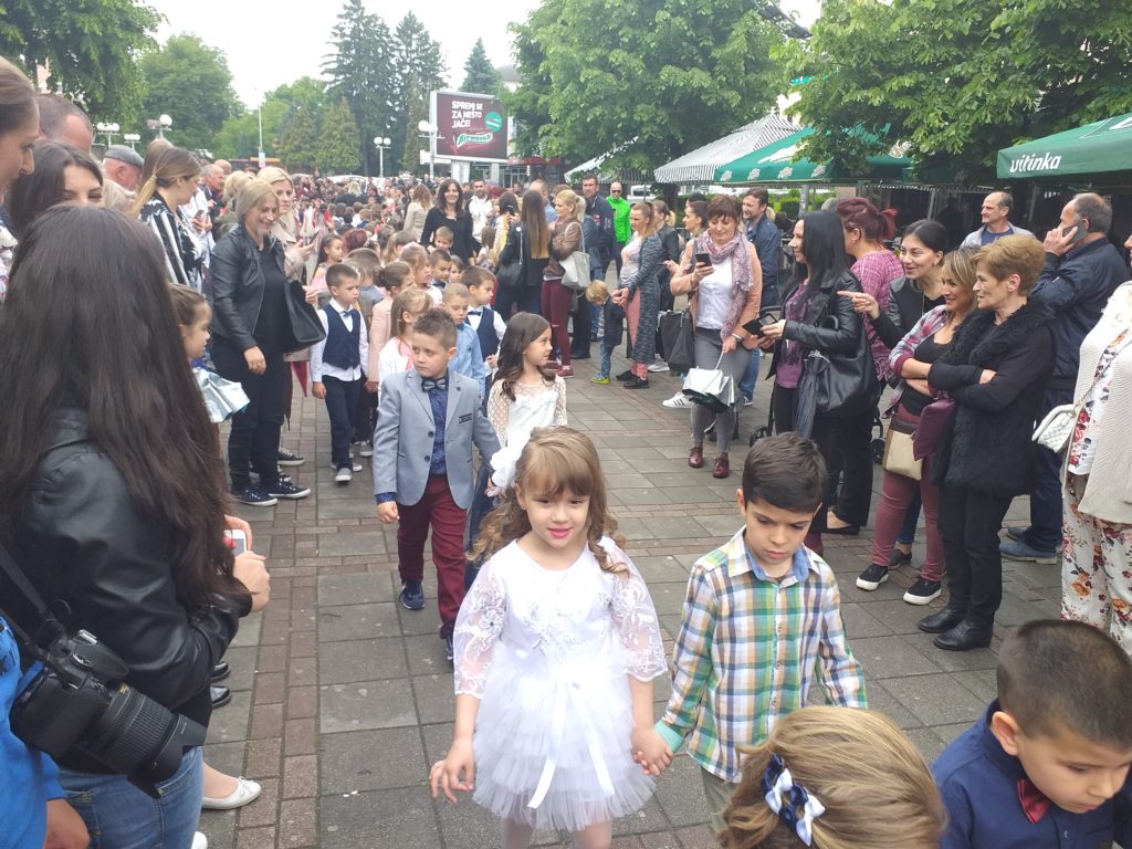 na slici se nalaze djeca koja šetaju ulicom