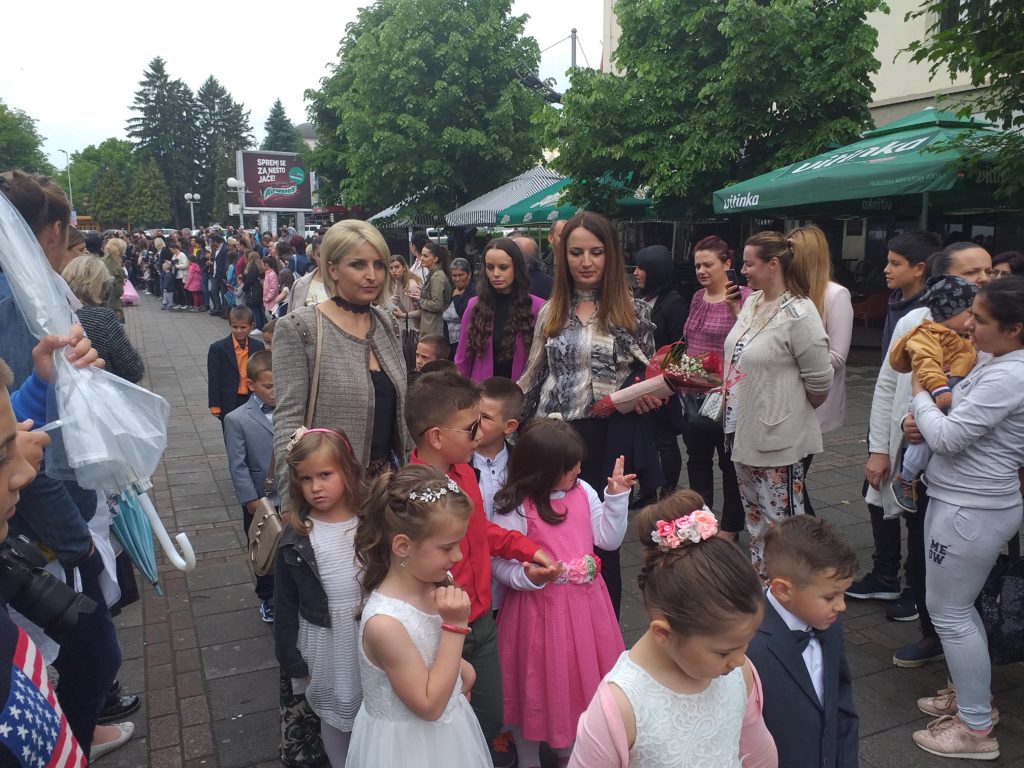 na slici se nalaze djeca koja šetaju ulicom