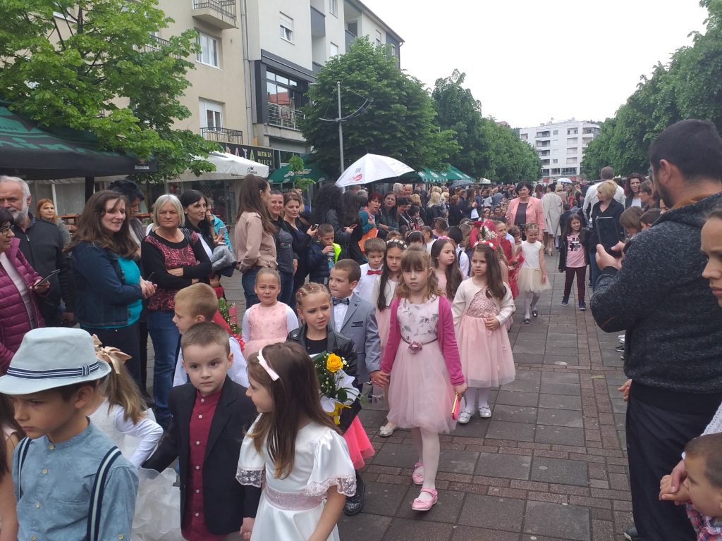 na slici se nalaze djeca koja šetaju