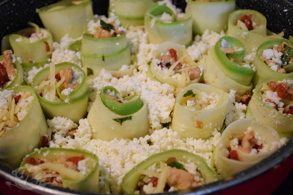 Rolovane tikvice punjene bijelim mesom u prelivu od pavlake i sira