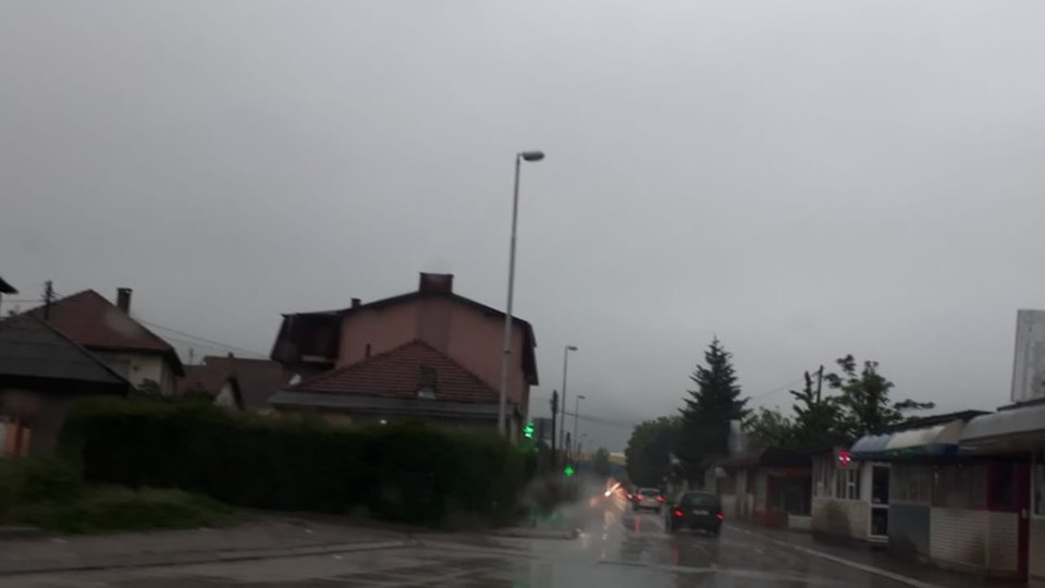 Ulica sa automobilima, pada kiša