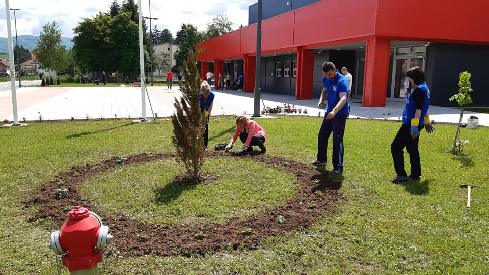 Dvorište ispred Dvorane