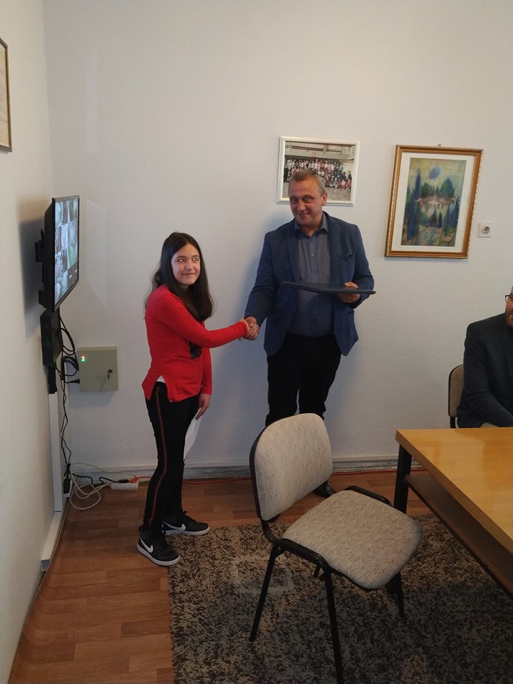 dobitnica nagrade na konkursu