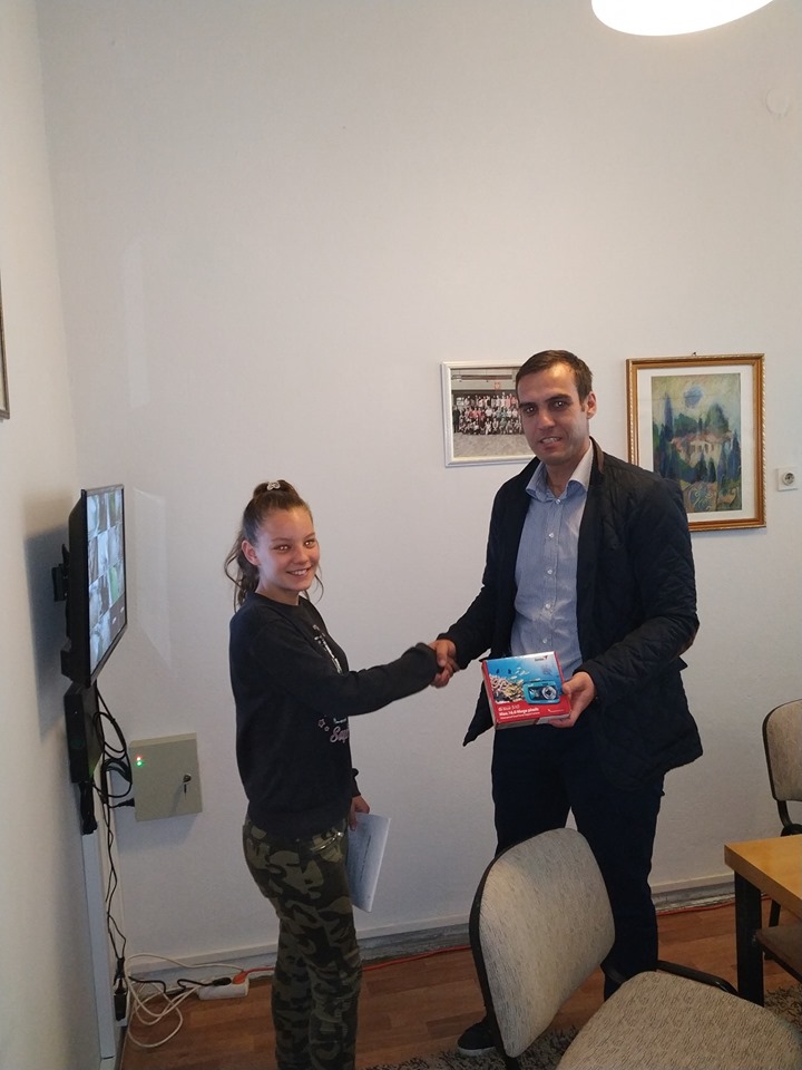 na slici dobitnica nagrade