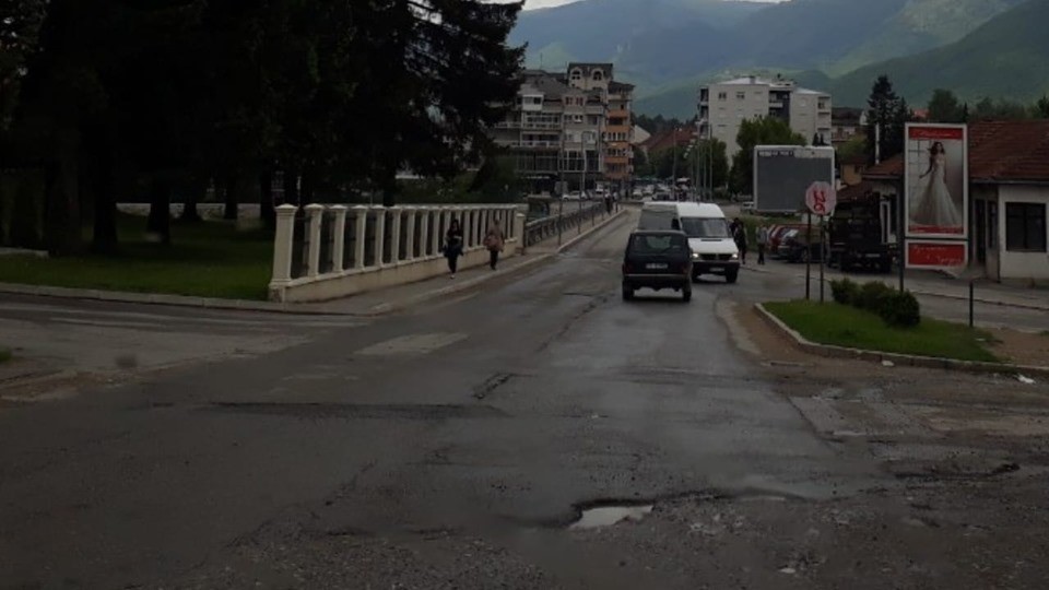 Na slici je ulica u Beranama koja je u lošem stanju zbog izrade kolektora