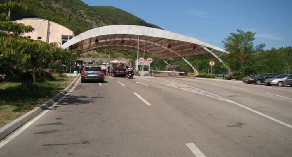 Na slici je Granični prelaz Debeli Brijeg