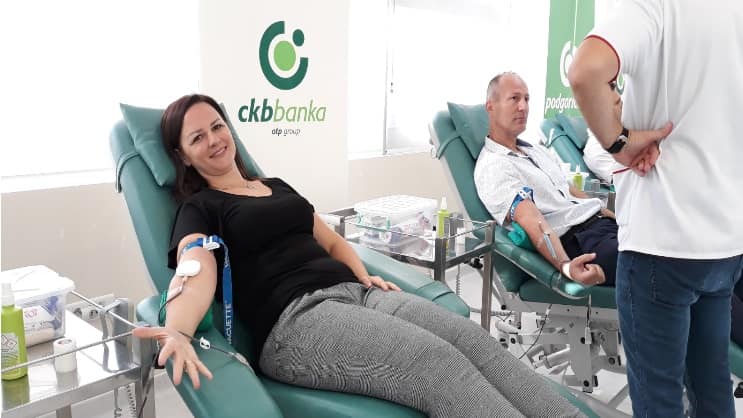 Više od 50 zaposlenih u CKB i Podgoričkoj banci donirali dobrovoljno krv