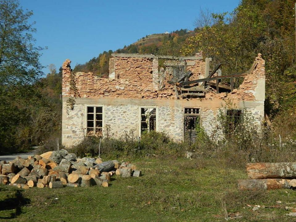 Srušeni dom u Šekularu