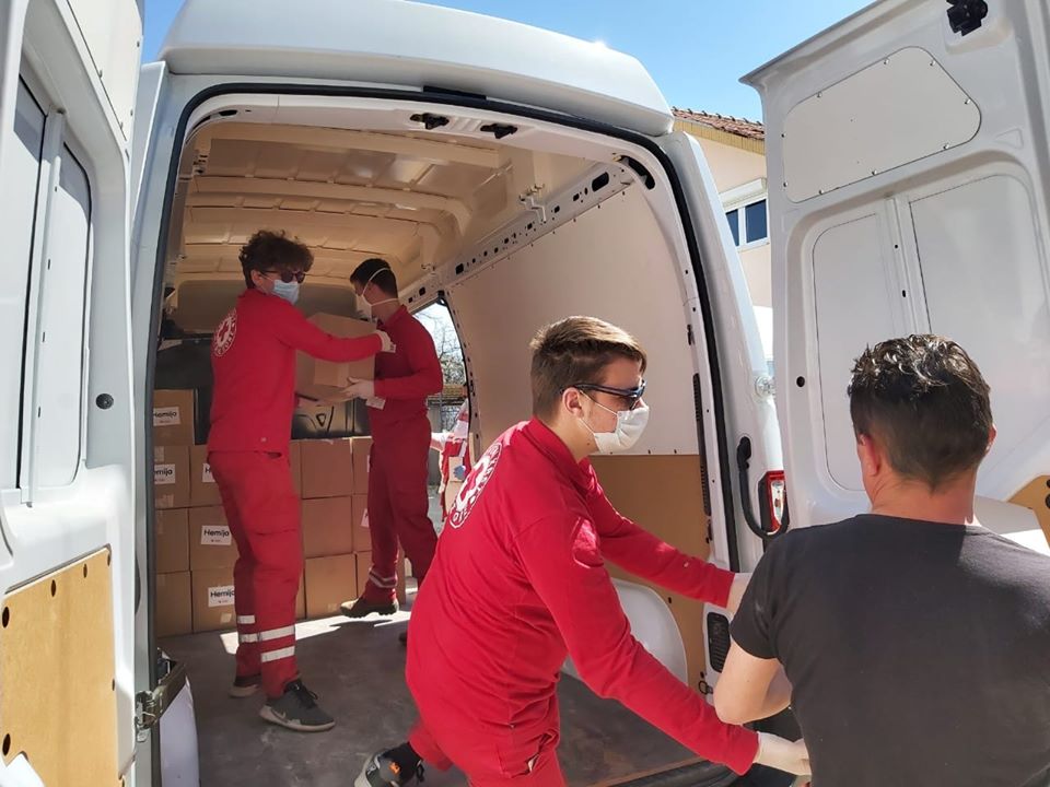 Crveni krst Crne Gore podijelio je oko 11,5 hiljada humanitarnih paketa različitim ranjivim kategorijama stanovništva, saopšteno je iz te organizacije, piše Mina. Iz Crvenog krsta su kazali da i ovih dana intenzivno dijele pomoć socijalno ugroženim porodicama i pojedincima širom Crne Gore. "Bez donacija bi bilo teško odgovoriti na brojne humanitarne zahtjeve, pa se ovim putem zahvaljujemo svim građanima, preduzećima, organizacijama i ostalim subjektima koji su nas na različite načine podržali", kaže se u saopštenju. Iz te organizacije su kazali da „u ovakvim situacijama najbolje dolazi do izražaja humanost i solidarnost koju kao društvo posjedujemo". Oni su naveli da su i tokom prošle sedmice dobili donacije od više subjekata. „Zaposleni kompanija Genex i Bemax donirali su preko dvije hiljade paketa sa prehrambenim proizvodima, dok je "Popović" doo donirao 25 tona pomoći za socijalno ugrožene stanovnike u pet crnogorskih opština“, kaže se u saopštenju. Navodi se da je značajno doprinijela i humanitarna organizacija ADRA, koja je donirala 550 paketa pomoći, sa prehrambenim i higijenskim artiklima i 540 pakovanja pelena za odrasle. „Misija OEBS-a u Crnoj Gori donirala je hranu i higijenske artikle za bebe u vrijednosti od tri hiljade EUR. Pomoć za bebe je opredijelila i Zajednica jevanđelja Isusa Hrista nabavkom mlijeka i pelena, u vrijednosti od preko dvije hiljade eura“, kaže se u saopštenju. Iz Crvenog krsta su podsjetili da je mljekara Srna donirala dodatnih šest tona jogurta, a Knjaz Miloš vodu i sokove. „Lijep primjer humanosti dali su i zaposleni i menadžment Addiko banke koji su prikupili sredstva za 100 humanitarnih paketa za socijalno najugroženije porodice, kao i zaposleni kompanije Ina donacijom 20 paketa“, kaže se u saopštenju. Iz Crvenog krsta zahvalili su i svim pojedincima i privrednim subjektima koji su doprinijeli uplatom novčanih sredstava na žiro račun organizacija. „Do sada je na ovaj način prikupljeno 14.240 eura. Građani doprinose i slanjem SMS-a na humanitarni broj 15888. Sva sredstva prikupljena na ove načine će biti upotrijebljena za podršku građanima koji trpe humanitarne posljedice situacije sa koronavirusom“, kaže se u saopštenju. Dodaje se da je nastavljena podrška i pripadnicima romske populacije širom Crne Gore, a posebna briga vodi se o porodicama koje su izolovane u stambenim zgradama na Vrelim Ribničkim. „Kako im je produžena izolacija, Crveni krst je podijelio novu količinu pomoći, koju je obezbijedilo Nacionalno koordinaciono tijelo", kaže se u saopštenju. Navodi se da su 243 porodice dobile 371 humanitarni paket, kao i 118 paketa za bebe. "Ovim osobama se svakodnevno distribuira neki vid pomoći, kako bi im bilo olakšano funkcionisanje u izolaciji“, kaže se u saopštenju.